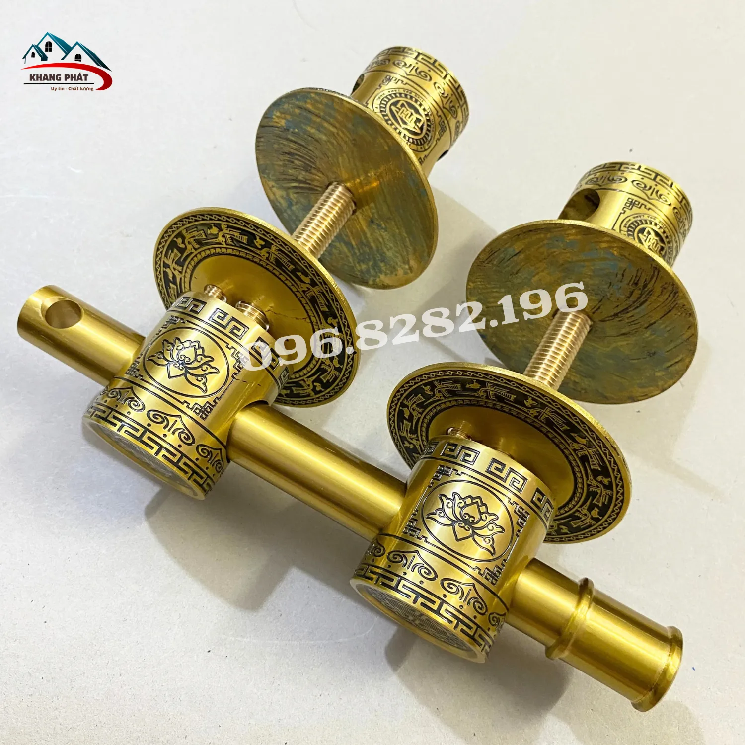 Bộ 4 chùy đồng đen và 4 mặt đĩa hoa văn
