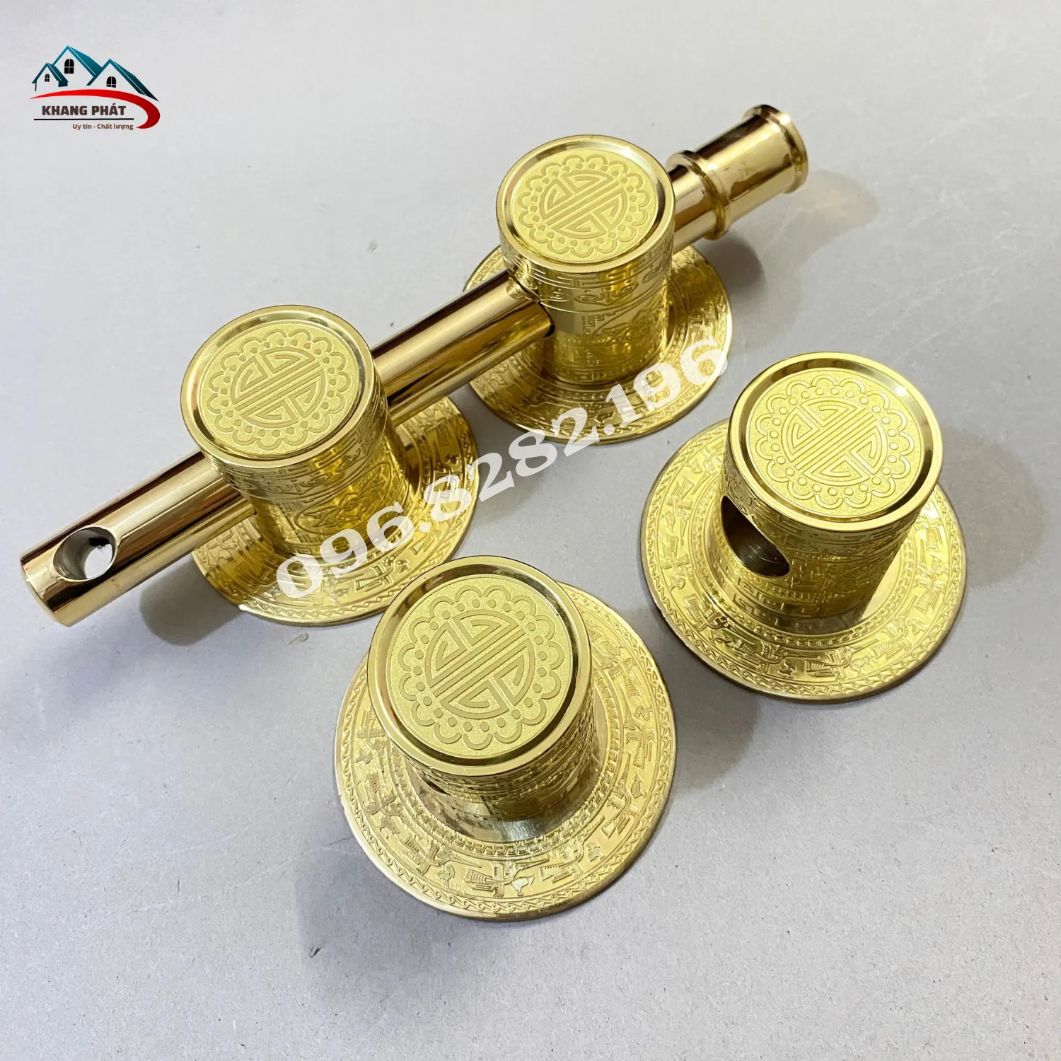 Cận cảnh hoa văn trống đồng trên chùy đồng màu vàng bóng