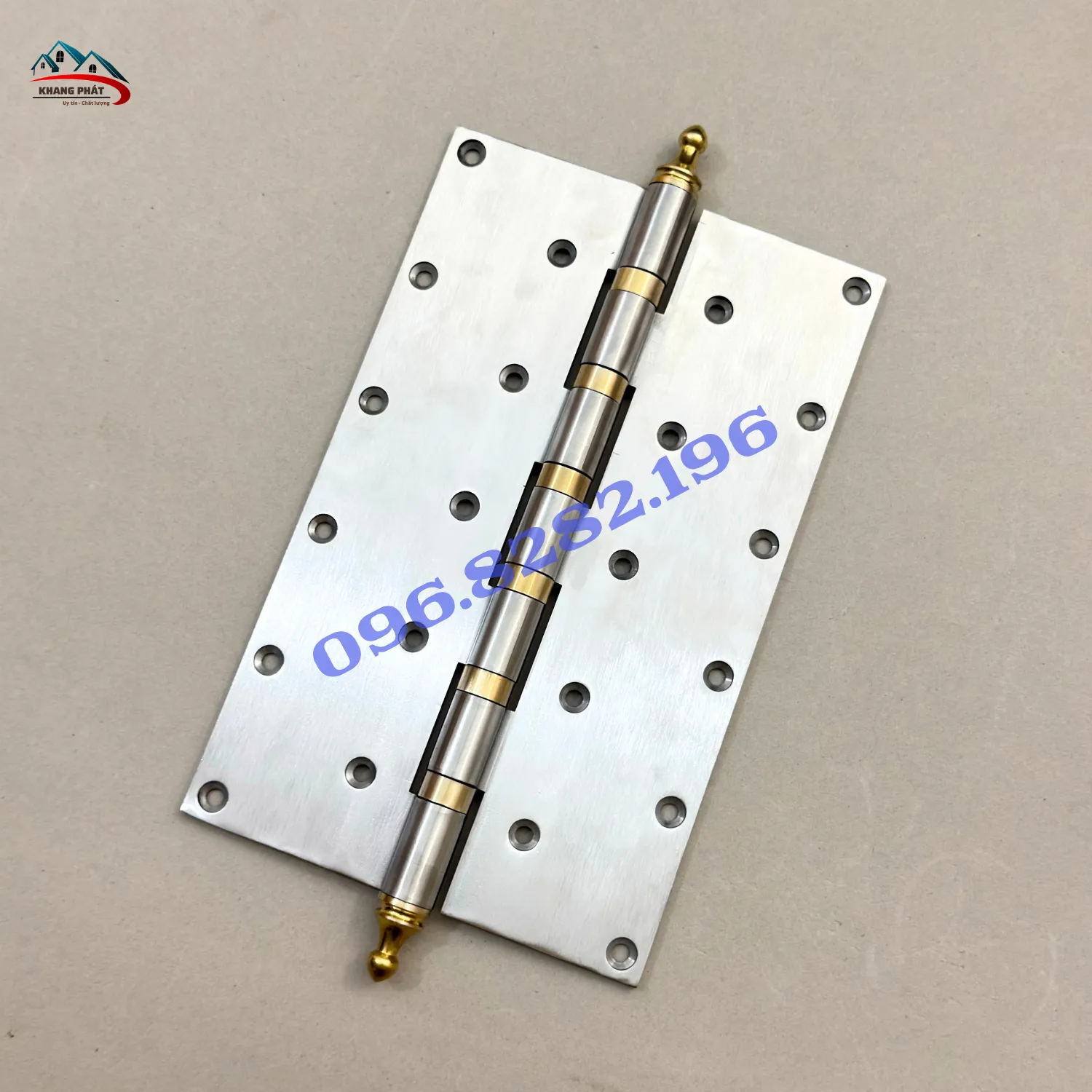 Chóp đồng trang trí ở đầu trục bản lề