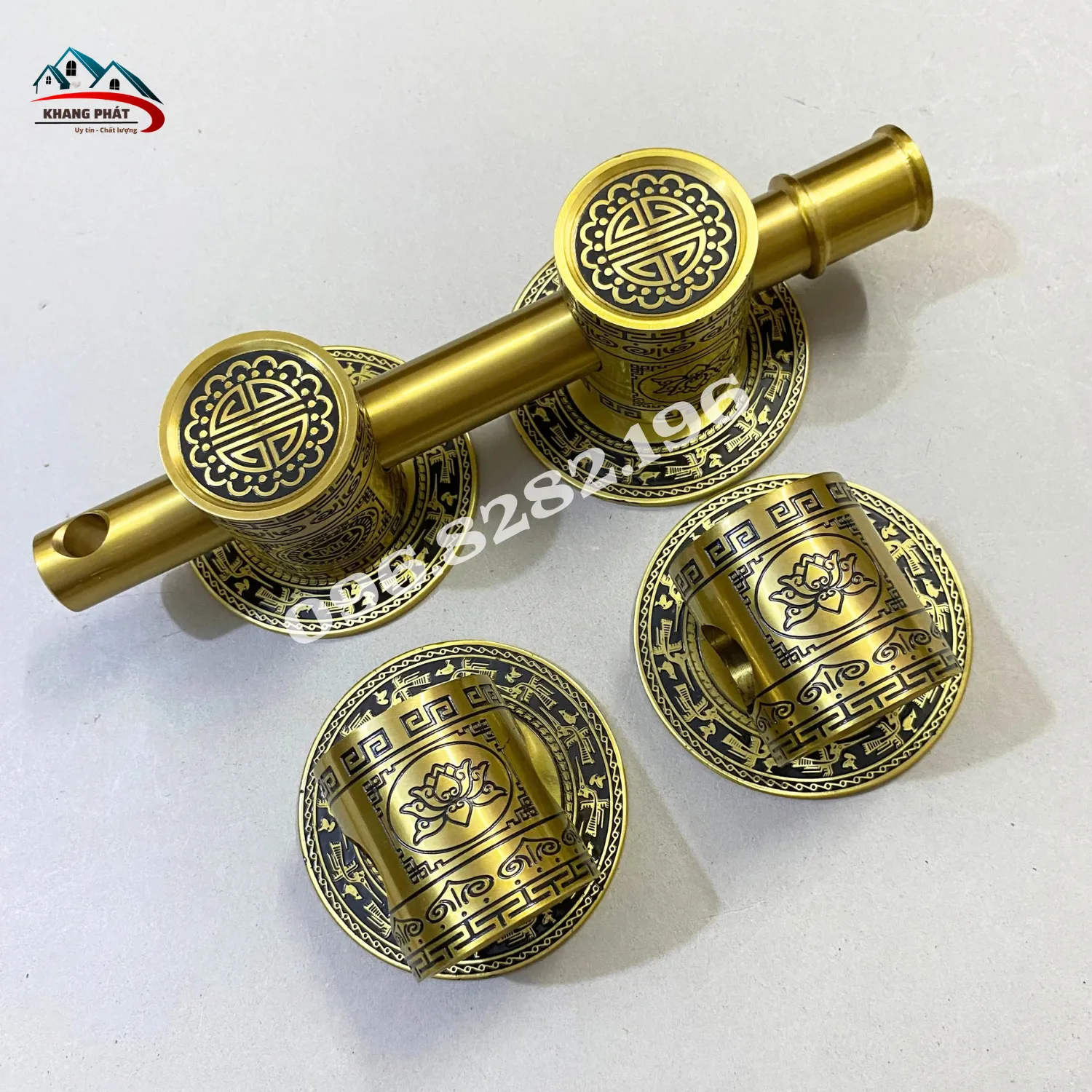 Chùy đồng đen cổ điển lắp trên cửa gỗ