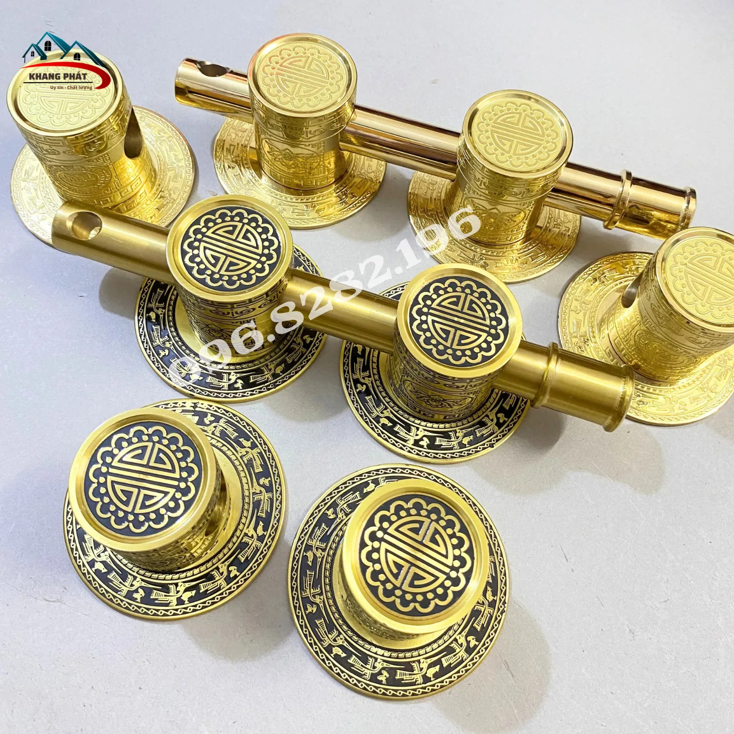 Hai bộ chùy đồng hoa văn màu vàng bóng và đen cổ điển