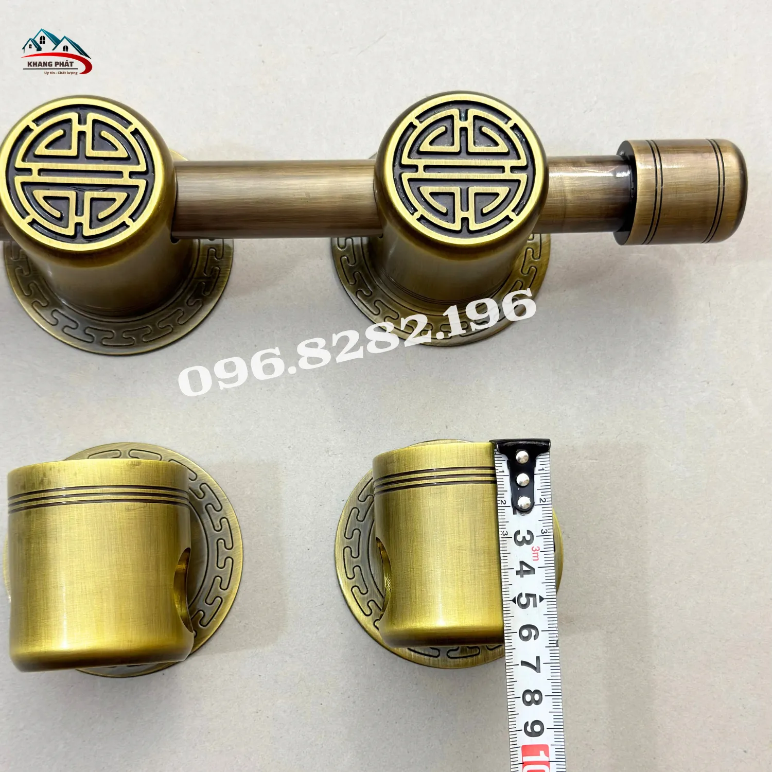 Đo chiều cao đầu chùy đồng chữ Thọ