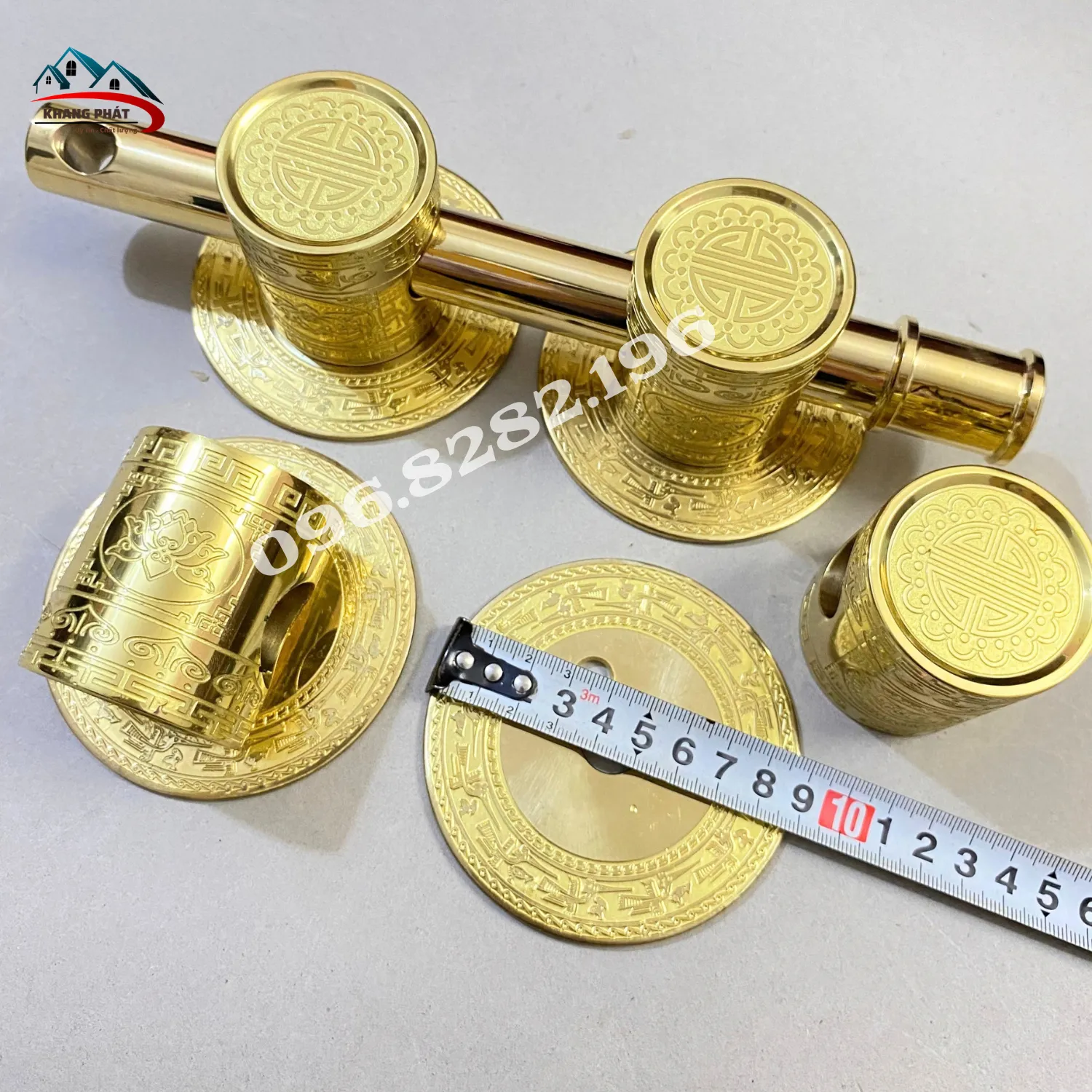 Đo đường kính mặt đĩa hoa văn chùy đồng 9cm