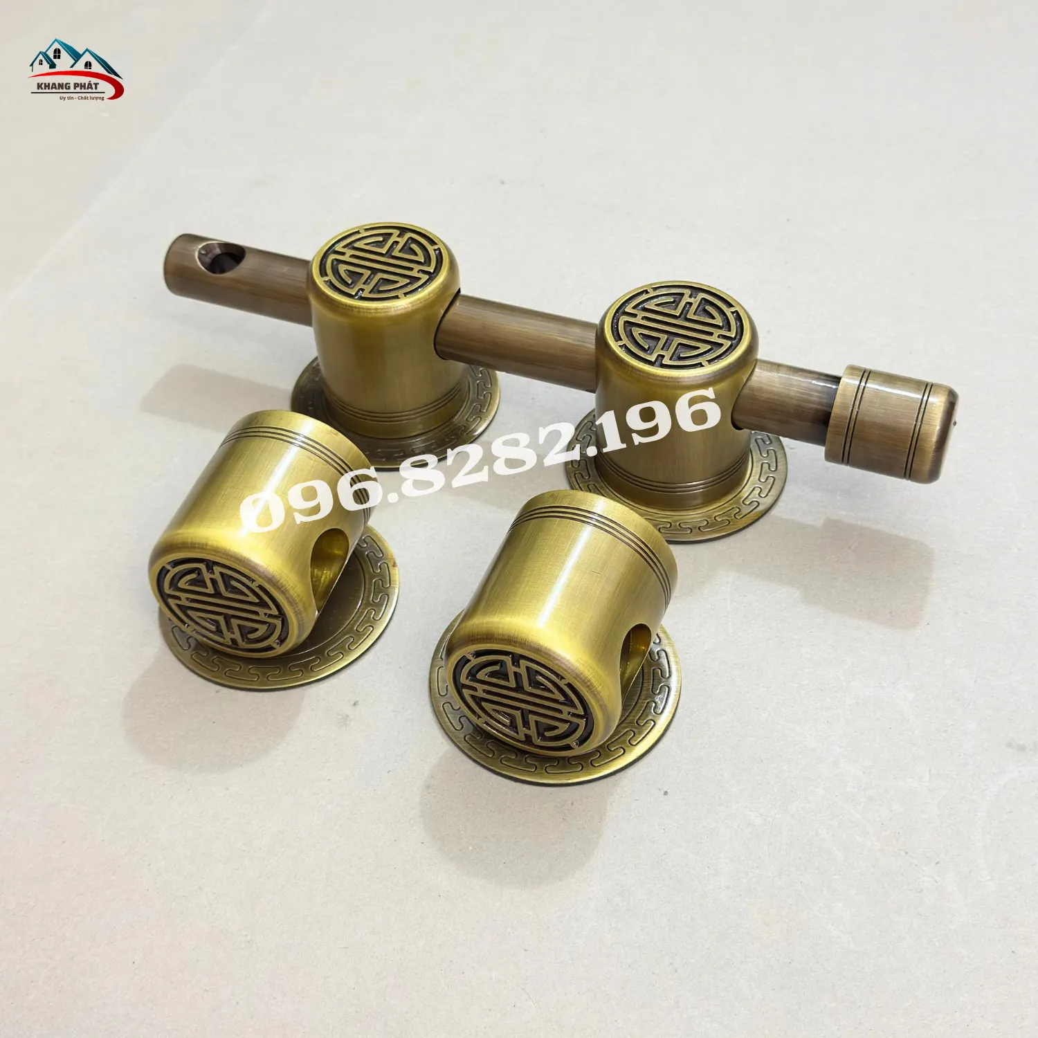 Khóa chùy đồng 6cm đen rêu chụp góc nghiêng