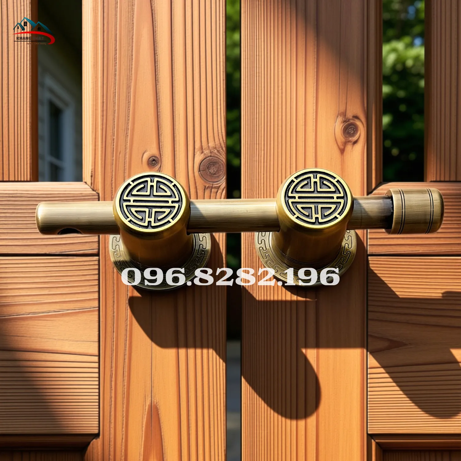 Khóa chùy then cài đen rêu lắp trên cửa gỗ lớn