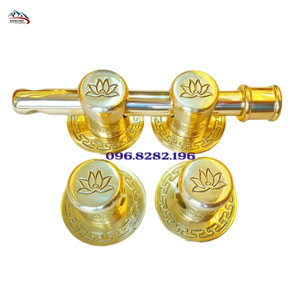 Chùy đồng hoa sen gắn cửa gỗ truyền thống